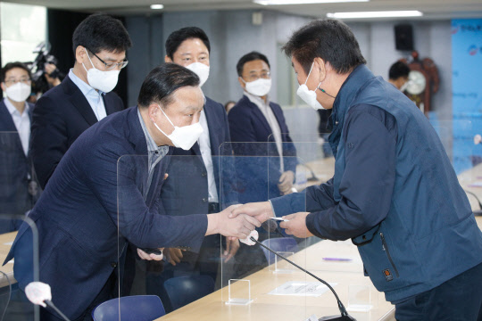 서울 여의도 한국노동조합총연맹에서 3일 열린 삼성전자 단체교섭 상견례 및 1차 본교섭에서 김만재(오른쪽) 금속노련 위원장, 최완우 삼성전자 DS부문 인사기획그룹장(전무)이 인사를 하고 있다.    박동욱기자 fufus@dt.co.kr